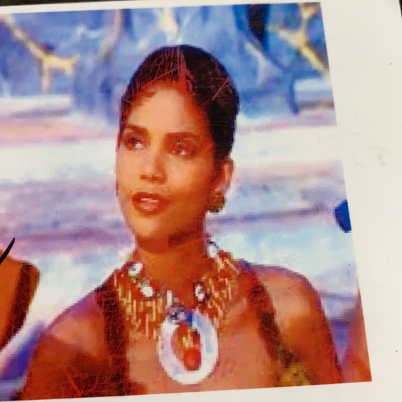 Halle Berry autographed image - Picture 3 of 4